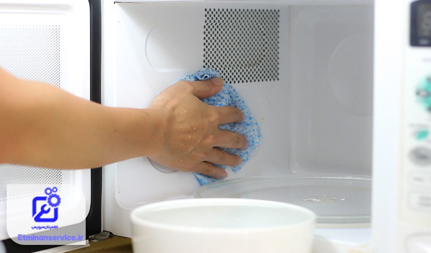 تمیز کردن ماکروفر با محلول آب و صابون (شوینده)
