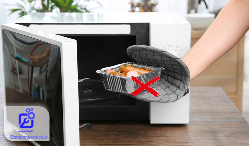 جرقه زدن ماکروفر به دلیل استفاده از ظروف آلومینیومی 