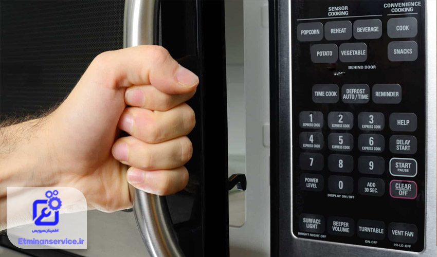 درب مایکروویو را با احتیاط باز و بسته کنید.