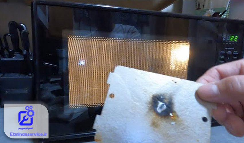 جرقه زدن داخل ماکروفر به دلیل خرابی ورق میکا 