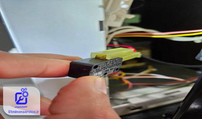 درب مایکروفر توشیبا به دلیل خرابی میکروسوییچ‌های ایمنی باز نمی‌شود