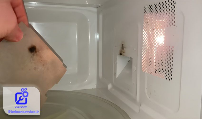 جرقه زدن داخل ماکروفر به دلیل آسیب دیدن ورق میکا