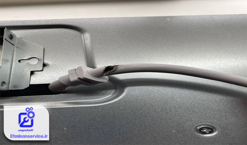 روشن نشدن ماکروفر توشیبا به دلیل خرابی سیم برق