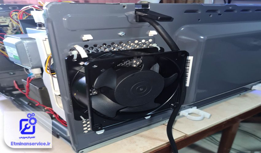 مایکروفر توشیبا به دلیل خرابی خرابی فن خنک‌کننده صدای غیرعادی تولید می‌کند 