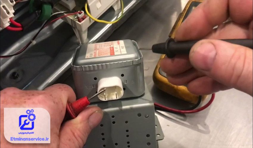 بدنه ماکروفر به دلیل خرابی مگنترون برق دارد